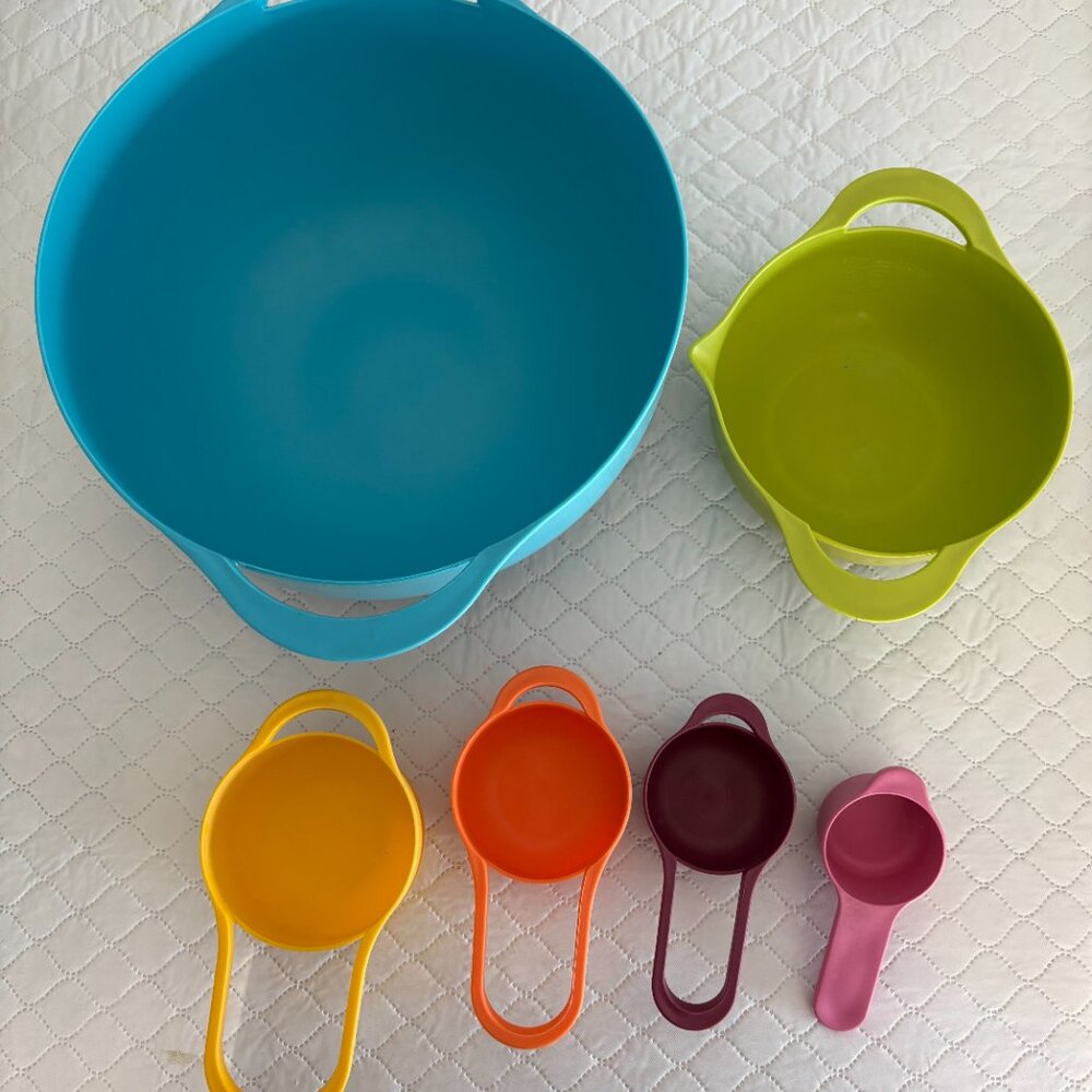 NEW Colorful Plastic Measuring Cups and Bowls Set